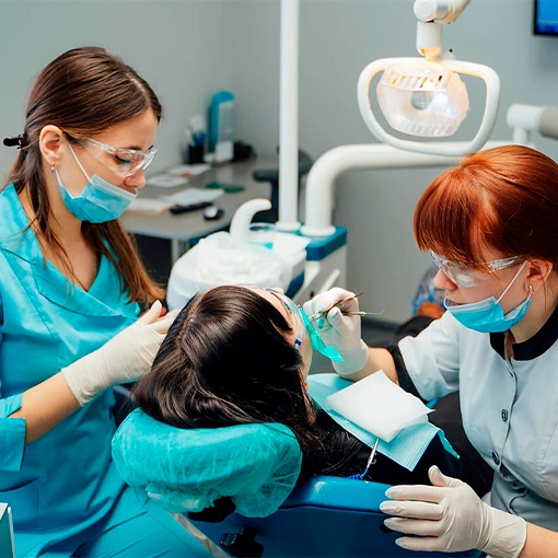 Imagem dentista realizando procedimento