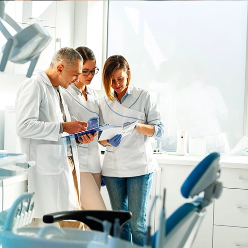 Imagem de dentistas analizando resultados de paciente