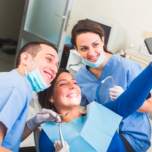 Image dentista fazendo selfie com paciente depois de realizar procedimento