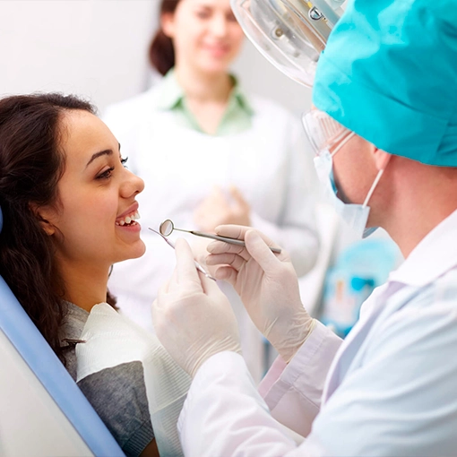 Imagem dentista realizando procedimento